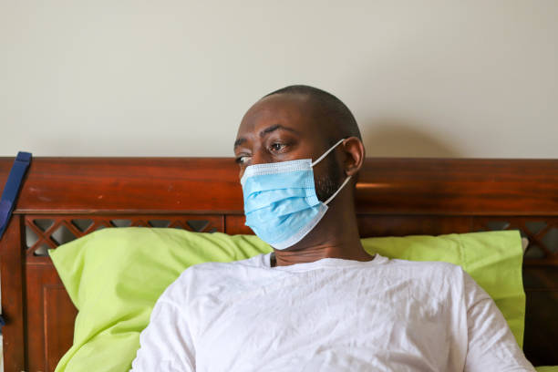 um homem afro-americano usando uma máscara facial protetora para prevenir a infecção por vírus - africanamerican - fotografias e filmes do acervo