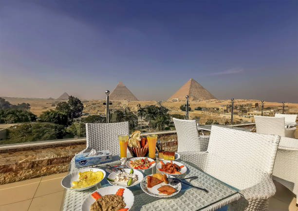 Egyptian breakfast overlooking the Great Pyramid of Giza, the Pyramid of Khafre, and the Pyramid of Menkaure Giza, Egypt - 21st Dec 2019: Egyptian breakfast overlooking the Great Pyramid of Giza, the Pyramid of Khafre, and the Pyramid of Menkaure A Food Lover's Guide to Egypt Travel stock pictures, royalty-free photos & images