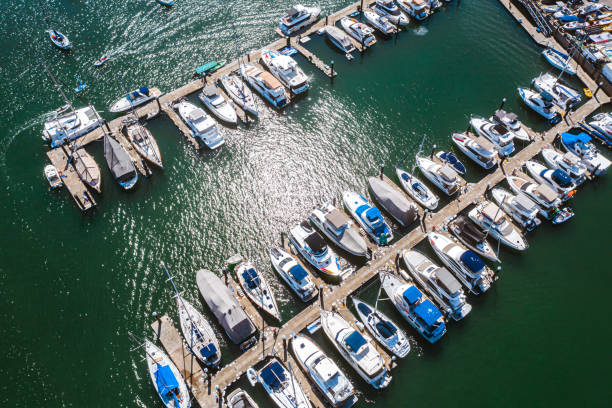 widok na wypoczynek, wiele parking jachtów w pobliżu brzegu sai kung, wieś hong kongu, antena - nautical vessel moored yacht harbor zdjęcia i obrazy z banku zdjęć