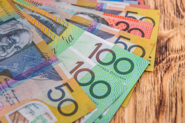 australische dollar aus nächster nähe auf dem schreibtisch - fifty dollar bill number 50 currency close up stock-fotos und bilder