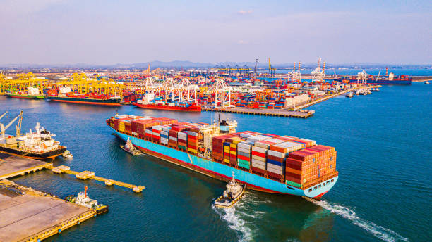 kontenery towarowe transportu logistycznego container ship vessel cargo carrier. import eksportu logistyki międzynarodowych usług eksportowych i importowych eksportuje produkty na całym świecie - port ship zdjęcia i obrazy z banku zdjęć