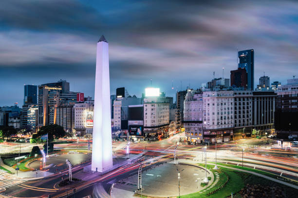 オベリスコ・デ・ブエノスアイレス - 交通の光と雲の動きとの長時間の露出 - obelisco ストックフォトと画像