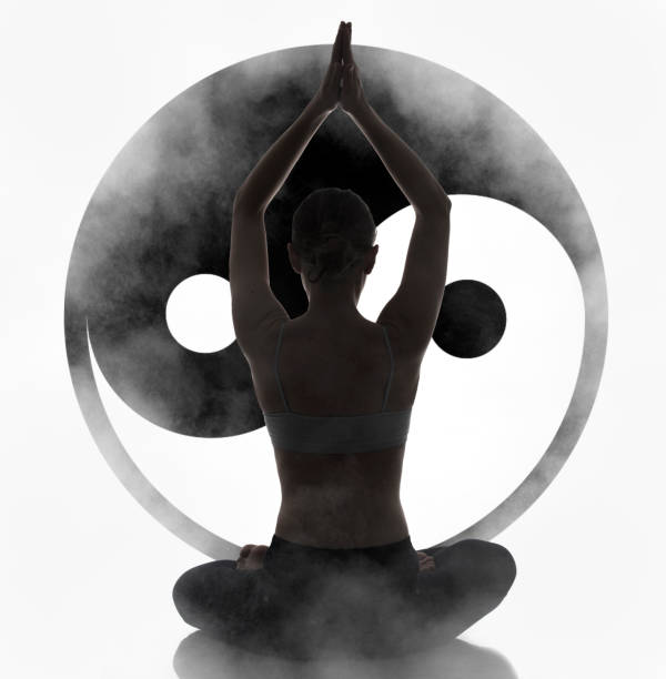 silhouette giovane donna che pratica yoga, simbolo yin yang sullo sfondo - tao foto e immagini stock