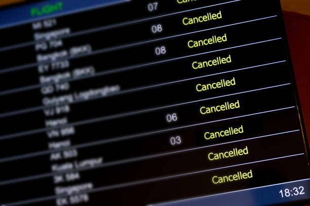 panel de cartelera del aeropuerto con vuelos cancelados durante la crisis epidémica del coronavirus covid-19 - cancelación fotografías e imágenes de stock