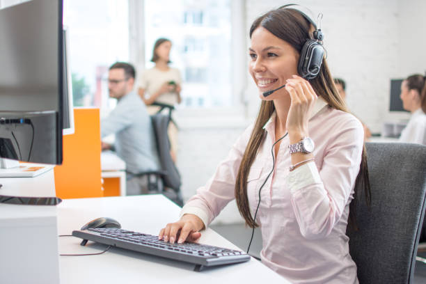 profissional de atendimento de call center agente mulher usando fone de ouvido trabalhando no serviço de atendimento ao cliente - bluetooth headset women customer - fotografias e filmes do acervo