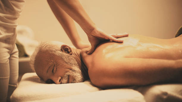 근육 긴장 완화. - alternative medicine massaging spa treatment back 뉴스 사진 이미지