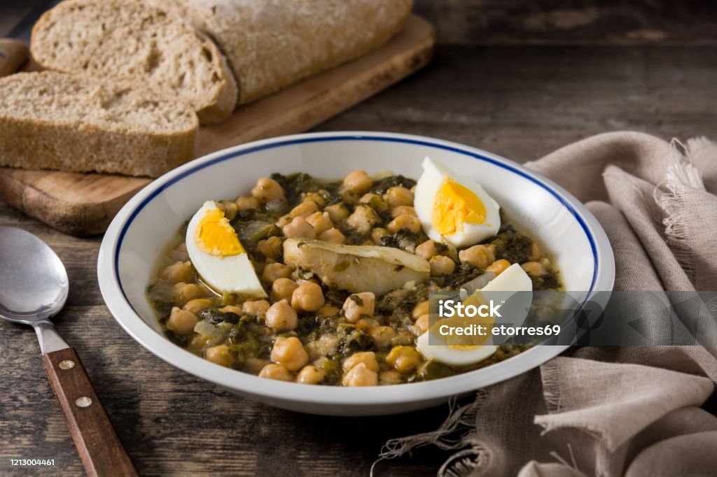 Kichererbseneintopf mit Spinat und Kabeljau - Lizenzfrei Bouillabaisse Stock-Foto