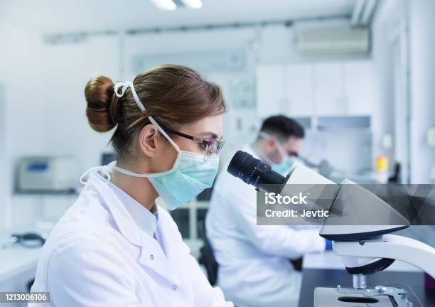 顕微鏡を扱う生物学者 - 実験室のストックフォトや画像を多数ご用意 - 実験室, 科学者, 研究