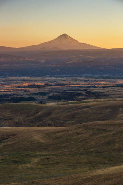 istock Summer Sunset Over Mount Hood in Oregon 1213009298