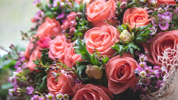 istock Beautiful cream flowers bouquet 1213009320