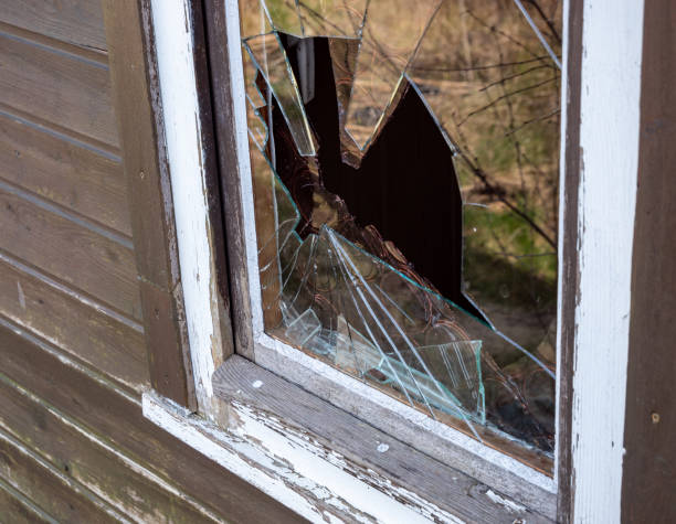 burglary окно стекла вандализма фон - burglary broken window door стоковые фото и изображения