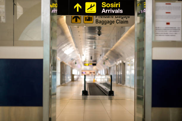 details from the interior of henri coanda international airport, near bucharest, romania. - 4404 imagens e fotografias de stock