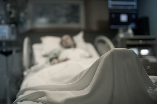 Mujer enferma estresada acostada en la cama del hospital recibiendo tratamiento médico. photo