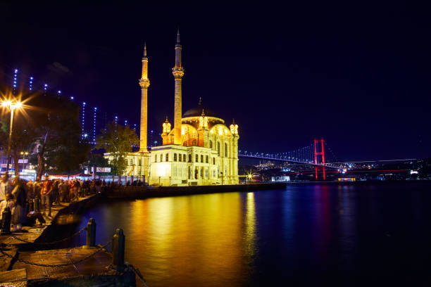 widok na noc meczetu ortakoy i most bosfor (15 lipca most męczenników). istanbul, turcja - ortakoy mosque bridge bosphorus istanbul zdjęcia i obrazy z banku zdjęć