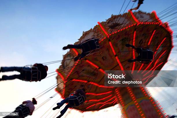 Acción Foto De Carrusel Chairoplane Foto de stock y más banco de imágenes de Carnaval - Carnaval, Silla, Volar