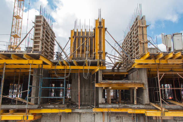 formatura in calcestruzzo per la costruzione di un telaio da costruzione in cemento armato. costruzione di edifici moderni - formwork concrete curb cement foto e immagini stock