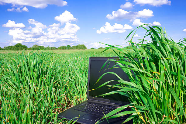 computador laptop - solar flat panel - fotografias e filmes do acervo