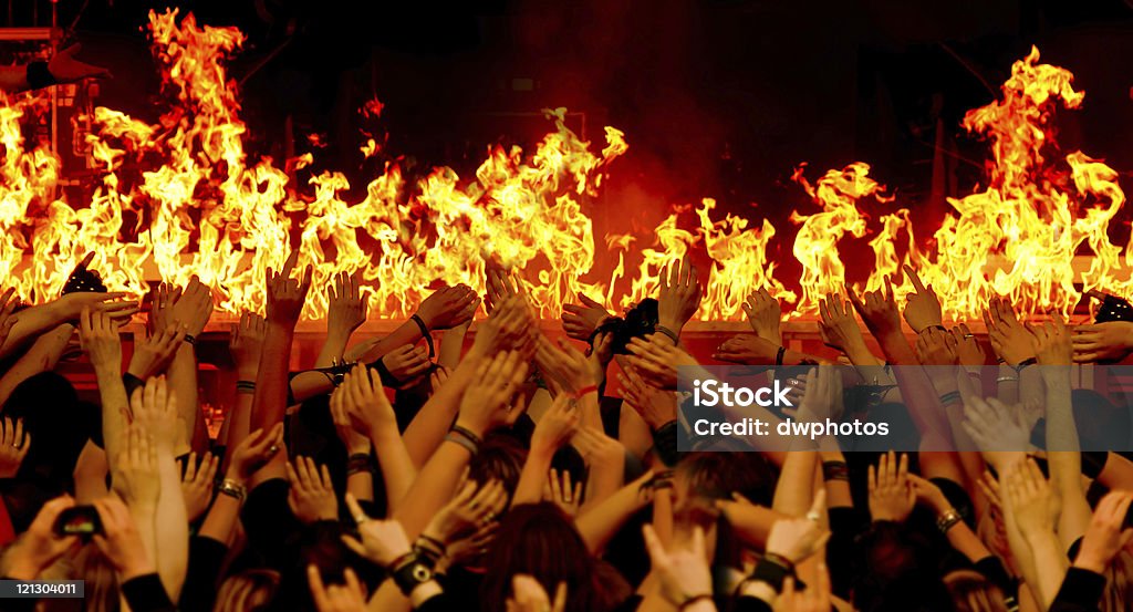 Multidão torcendo em frente ao fogo no palco - Foto de stock de Adolescente royalty-free