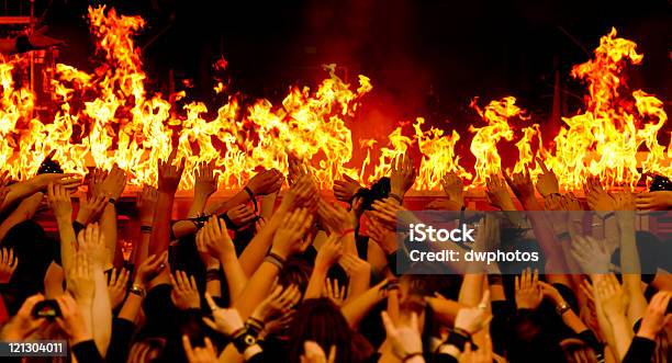 A Aplaudir Multidão Na Frente Do Fogo No Palco - Fotografias de stock e mais imagens de Adolescente - Adolescente, Adolescência, Ambiente