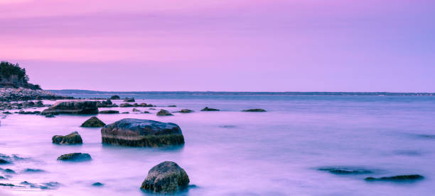 ロッキーニューイングランドの海岸線パノラマ写真 - zen like sea horizon over water blurred motion ストックフォトと画像