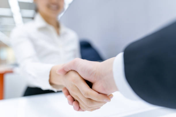 stretta di mano, uomini d'affari asiatici - handshake human hand business relationship business foto e immagini stock