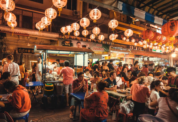 pessoas se encontrando, falando e comendo comida asiática no restaurante de rua da china town à noite - street food - fotografias e filmes do acervo