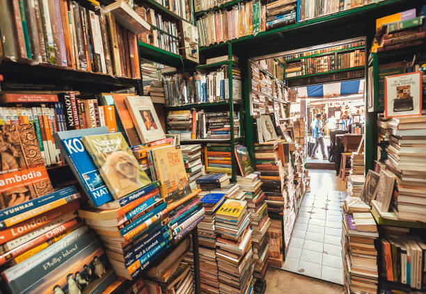 corredores com livros de segunda mão à venda e estantes antigas do chatuchak weekend market - book store paperback stack - fotografias e filmes do acervo