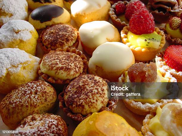 Foto de Doces Italiana e mais fotos de stock de Bomba de creme - Bomba de creme, Bolo, Petits- Fours