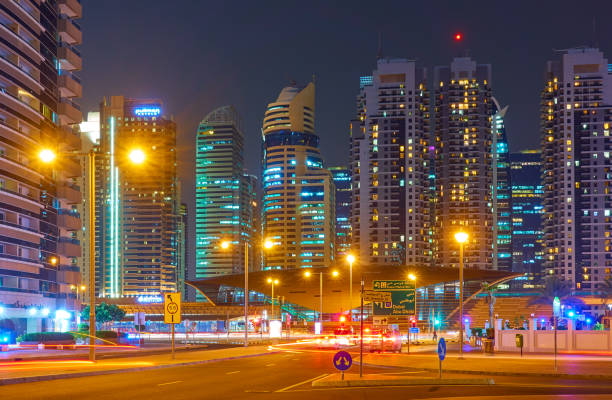 stacja metra damac w dubaju w nocy - sheik zayed road obrazy zdjęcia i obrazy z banku zdjęć