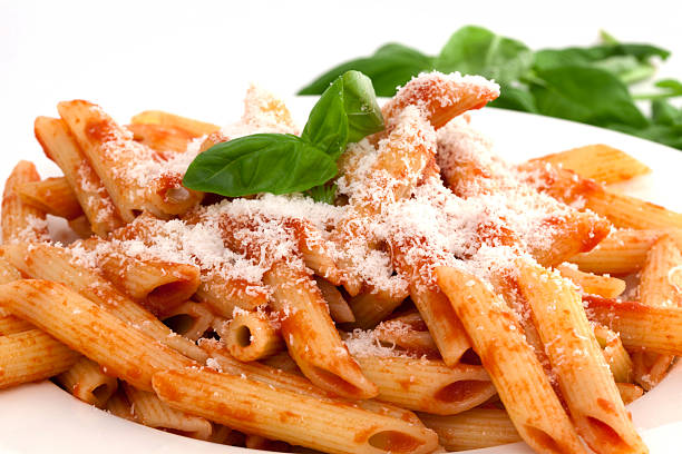 włoski makaron - penne rigatoni pasta tomato pasta zdjęcia i obrazy z banku zdjęć