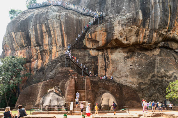 lion gate e tratto di arrampicata con enormi turisti a sigiriya rock. patrimonio d'umanità dell'unesco - buddhism sigiriya old famous place foto e immagini stock