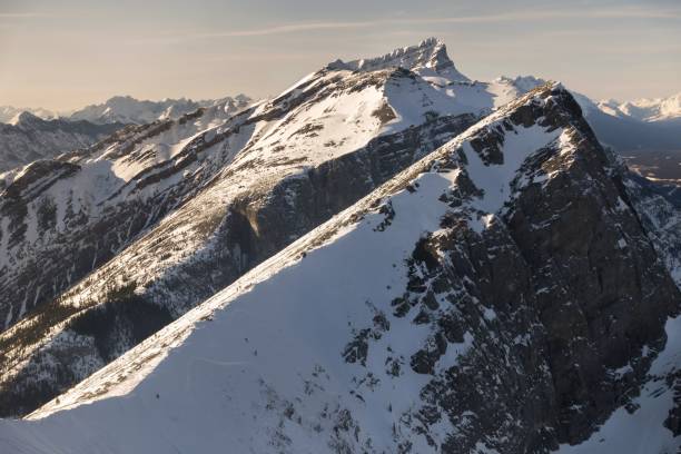 snowy ha ling mountain peak et rundle range, parc national banff - bow valley photos et images de collection