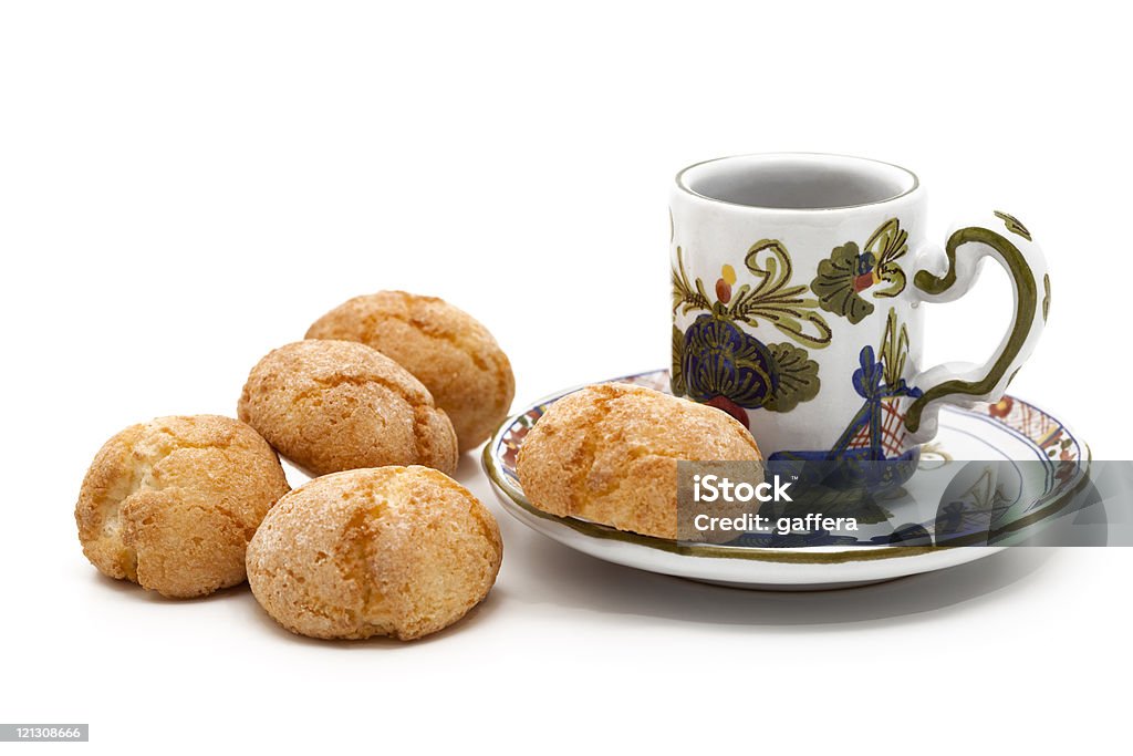 amaretti e tazza di caffè - Foto stock royalty-free di Amaretto