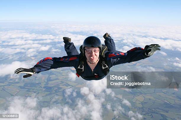 Closeup De Skydiver - Fotografias de stock e mais imagens de Queda Livre - Paraquedismo - Queda Livre - Paraquedismo, Queda livre - Cair, Cair