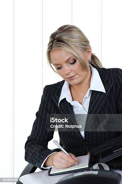 Foto de Loira Mulher De Negócios Escrevendo No Escritório De Planejamento e mais fotos de stock de Blusa - Camisas