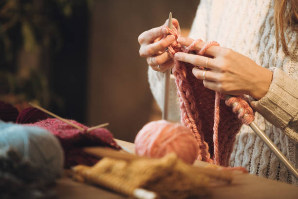 女性の手編みのクローズアップを閉じる - sewing close up pattern wool ストックフォトと画像