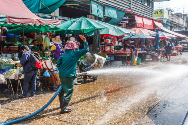 auf dem khlong toei markt - khlong toei stock-fotos und bilder