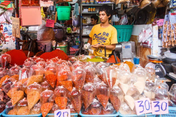 mann verkauft thailändische gewürze - khlong toei stock-fotos und bilder