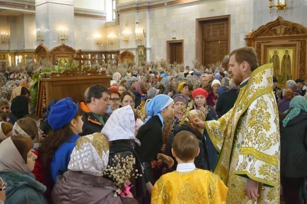 obchody niedzieli palmowej w rosyjskiej cerkwi prawosławnej. - cleric traditional culture spirituality religion zdjęcia i obrazy z banku zdjęć