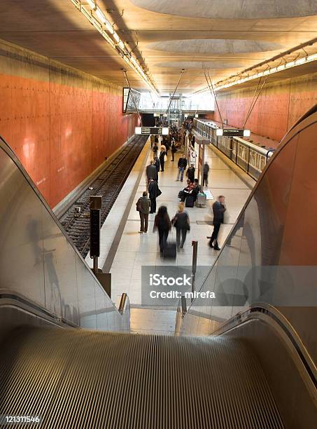 Estação De Metro - Fotografias de stock e mais imagens de Hora de ponta - Papel Humano - Hora de ponta - Papel Humano, Mudança, Munique