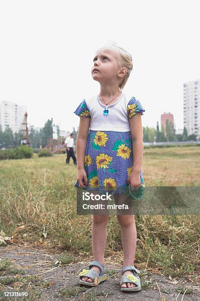 Menina De País Pobre - Fotografias de stock e mais imagens de Adolescência - Adolescência, Atormentado, Azul