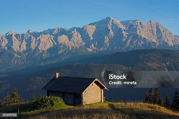 Piccola Mountain House - Fotografie stock e altre immagini di Abitacolo - Abitacolo, Adagiarsi, Alpinismo