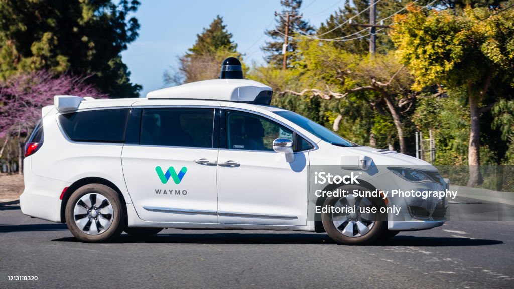 Waymo auto-conducción de coches realizando pruebas en una calle cerca de las oficinas de Google - Foto de stock de Waymo libre de derechos