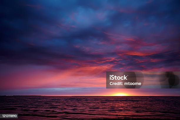 Dramatischen Sonnenuntergang Stockfoto und mehr Bilder von Abenddämmerung - Abenddämmerung, Blau, Bunt - Farbton