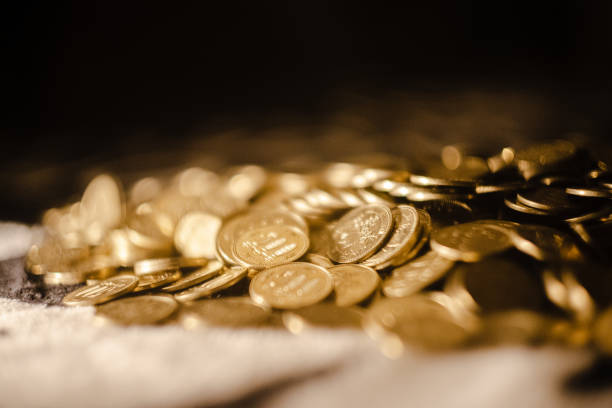 istock Enormous 500JPY coins glitter in darkness 1213119211
