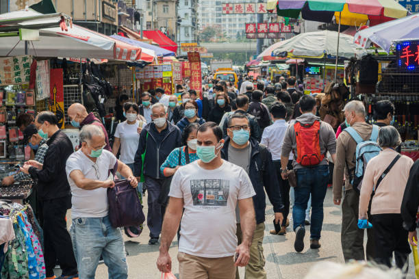 apliu street flohmarkt ist ein beliebtes durcheinander von elektronik und zubehör in hong kong - store market china city street stock-fotos und bilder