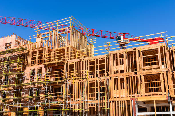 vista exterior del edificio residencial multifamiliar en construcción en palo alto; todo el silicon valley y el área de la bahía de san francisco se enfrentan a una crisis de vivienda, con mayores costos de vivienda - wooden construction fotografías e imágenes de stock