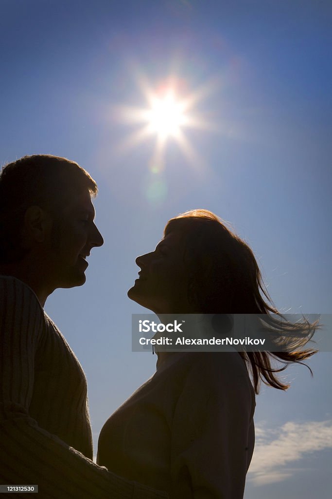 Silhouette di coppia felice nel cielo. - Foto stock royalty-free di Adulto