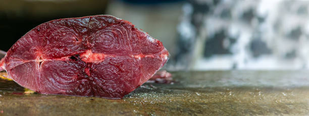 zbliżenie na filet z tuńczyka na blacie na rynku ulicznym, skopiuj przestrzeń. - tuna steak tuna prepared ahi meat zdjęcia i obrazy z banku zdjęć