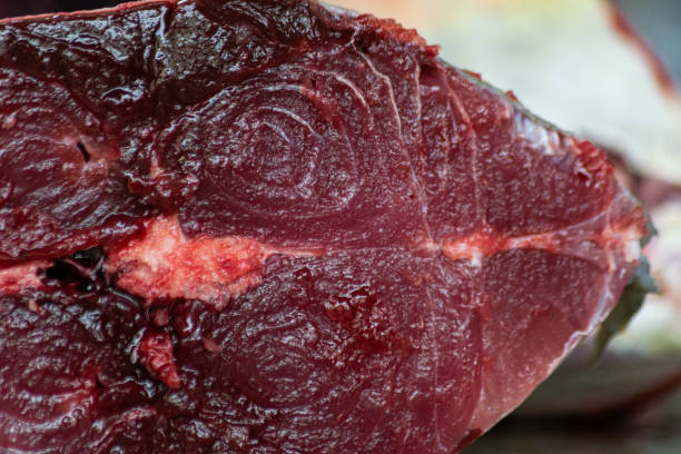 zbliżenie na filet z tuńczyka na blacie na rynku ulicznym, skopiuj przestrzeń. - tuna steak tuna prepared ahi meat zdjęcia i obrazy z banku zdjęć